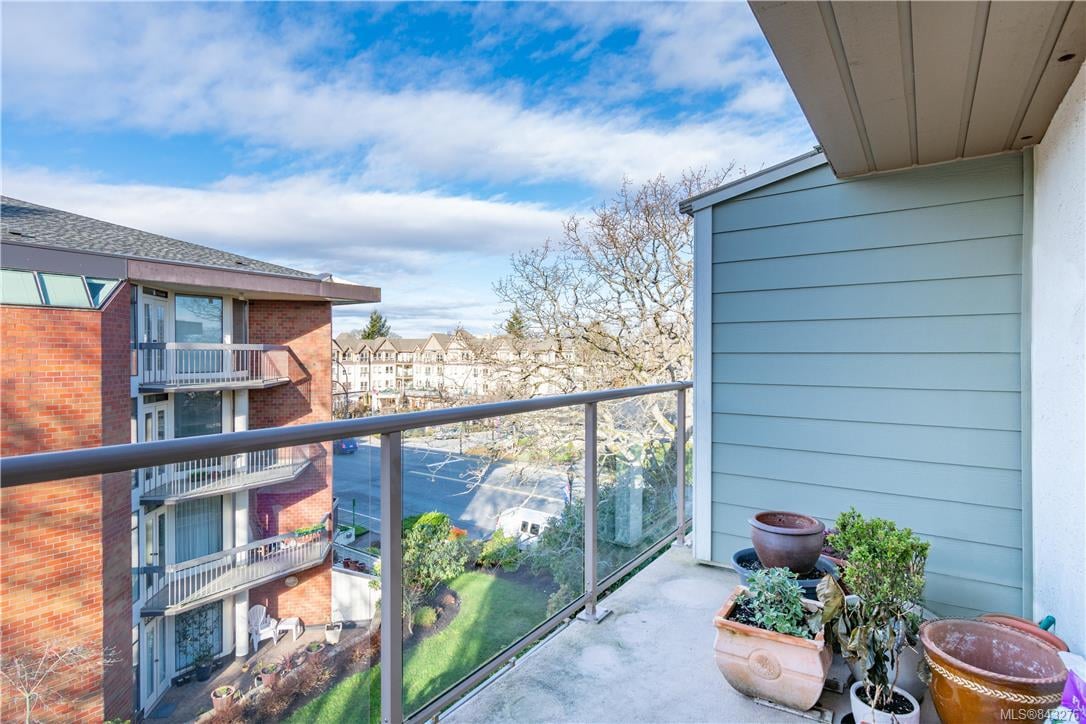 405-2125 Oak Bay Ave