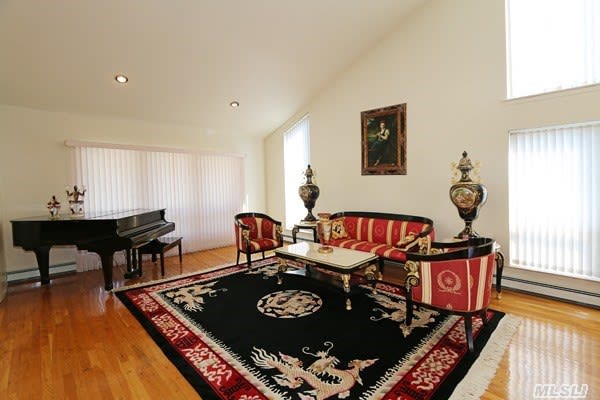 240 Willis Ave, Syosset