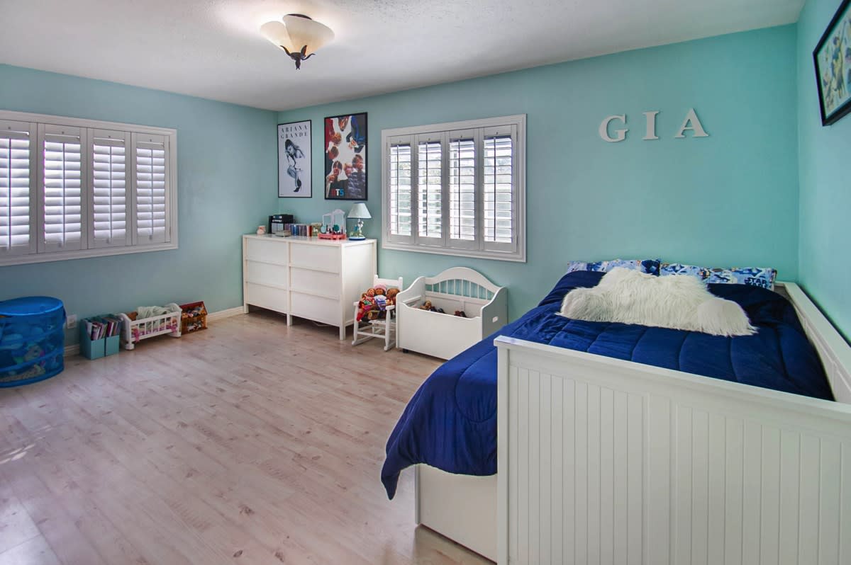 5730 Gentry Ave Valley Village, CA
