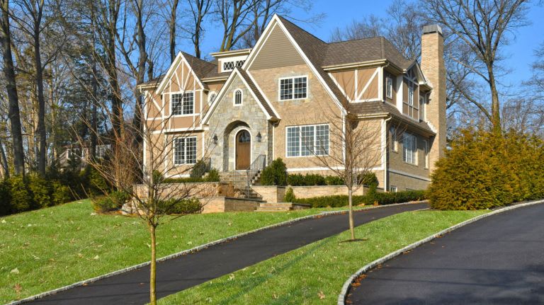 New Colonial in Manhasset Asks $2.995M