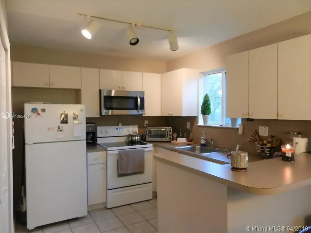 3380 NE 9th St #201