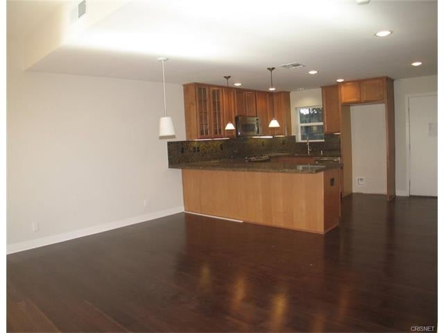 5052 Cahuenga Bl Toluca woods, CA
