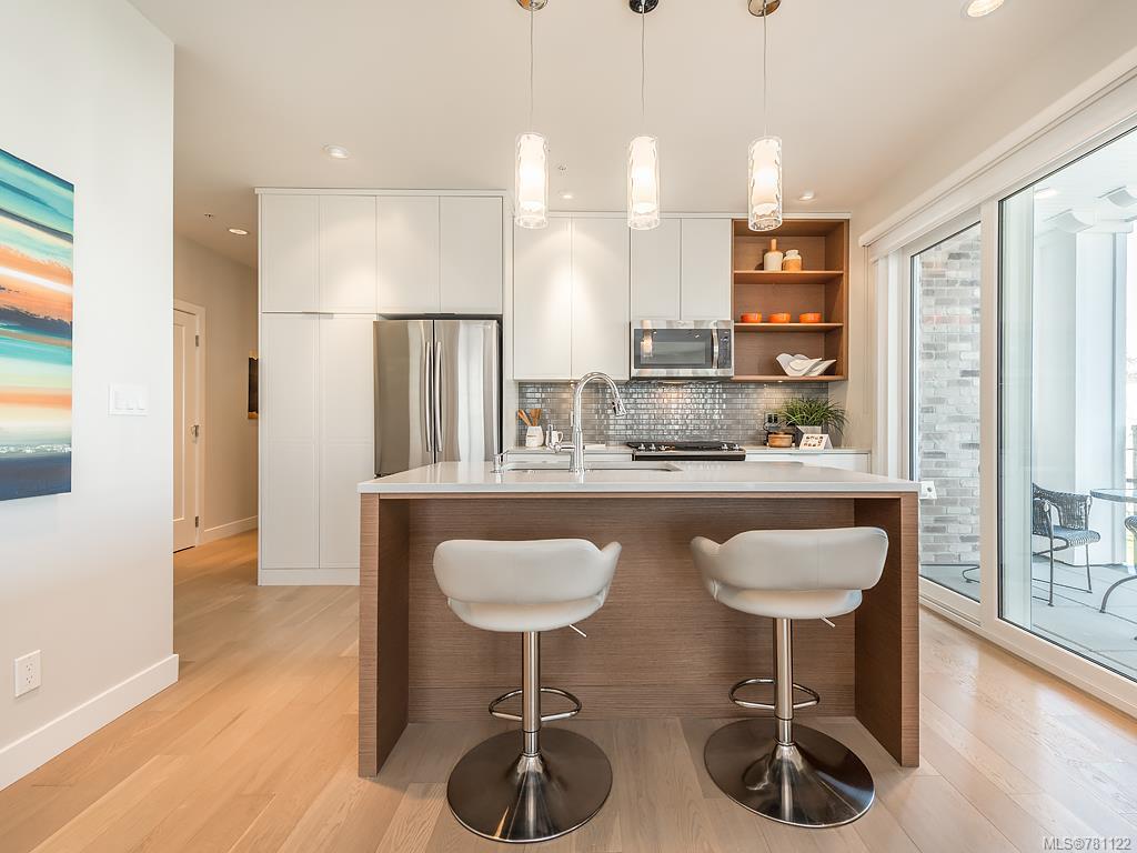 305-1765 Oak Bay Ave