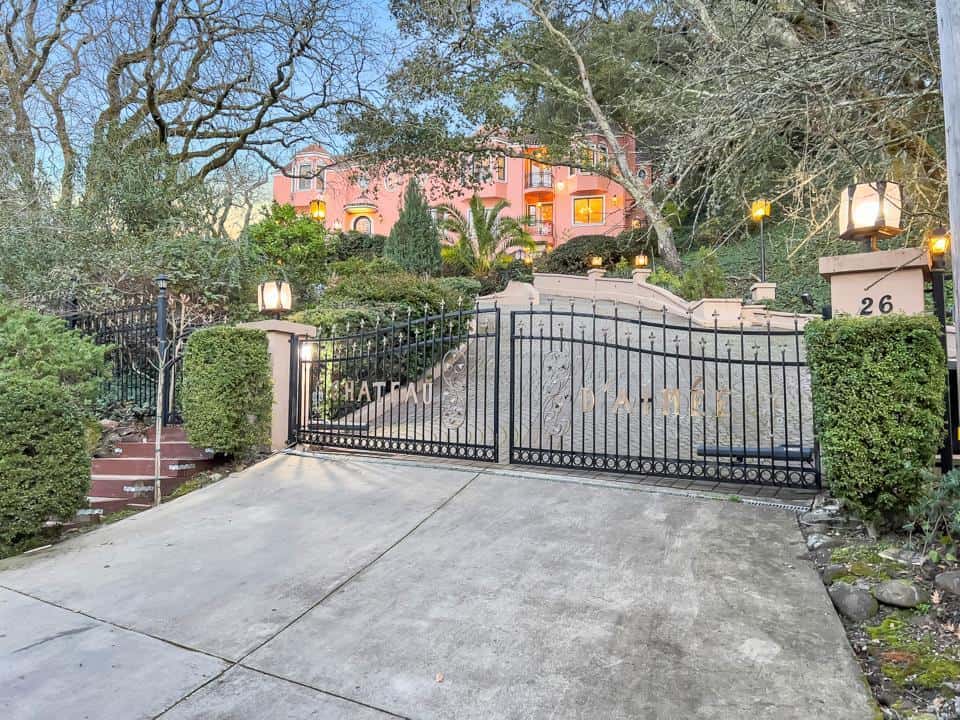26 Oakwood Road • Orinda • 94563