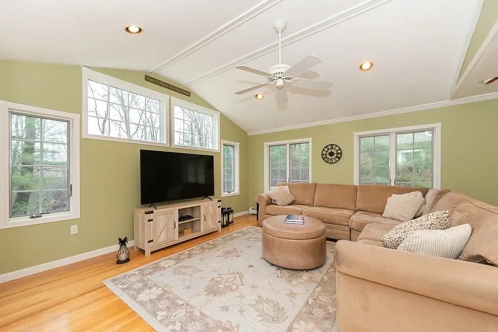 47 Longmeadow Dr