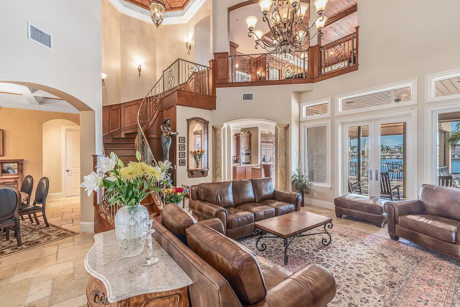 8 Pelican St W