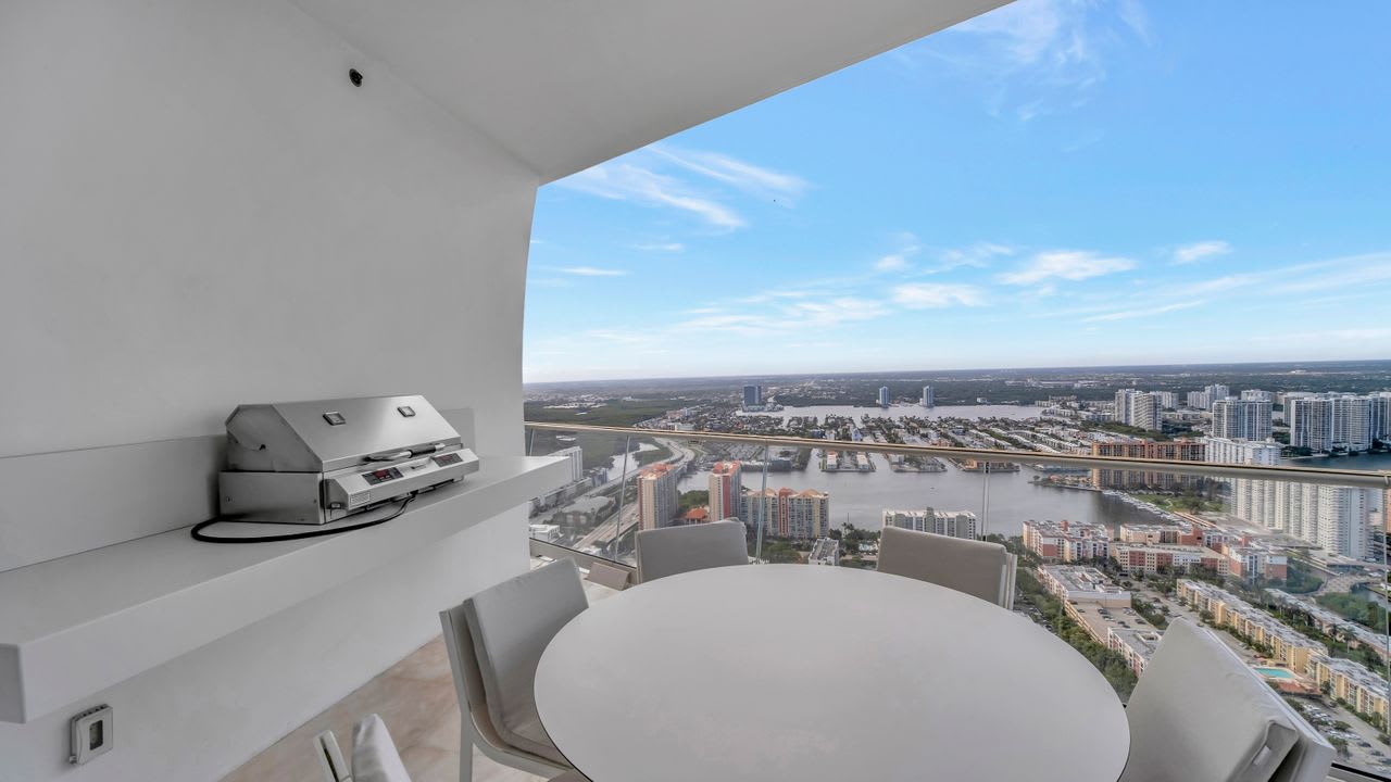 16901 Collins Ave, #5303