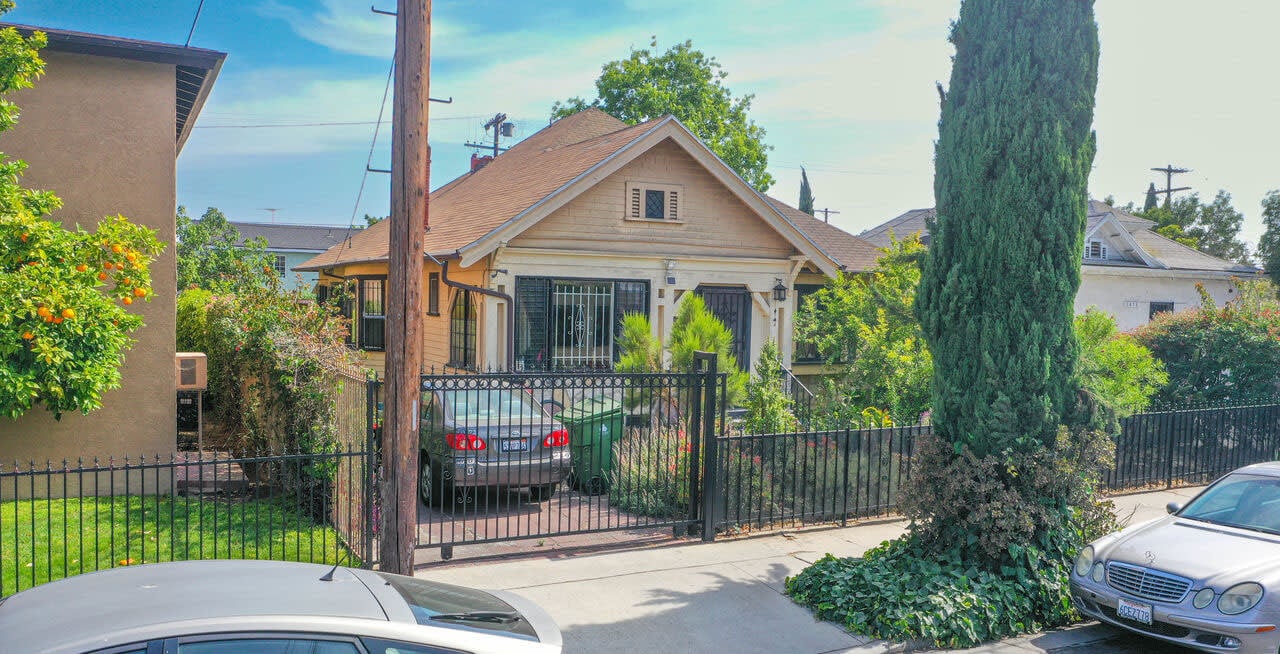1452 W 29th St