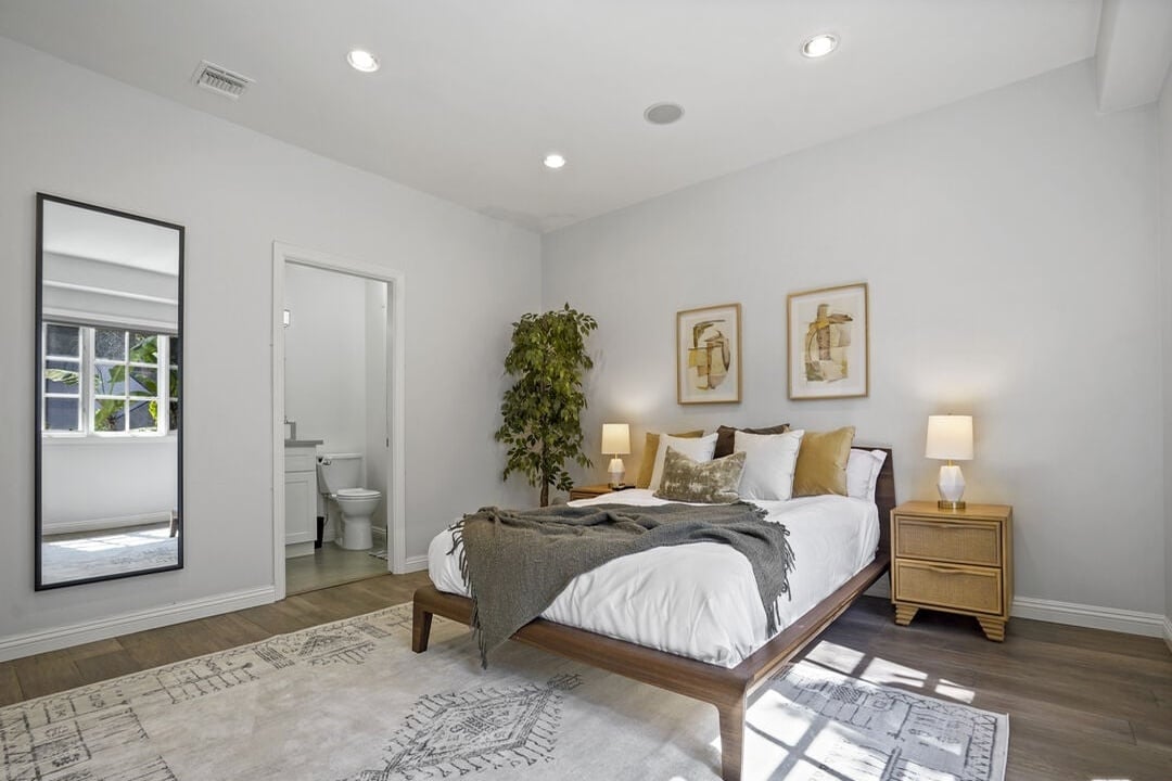 Solaris Manor, N Knoll Dr, 90068