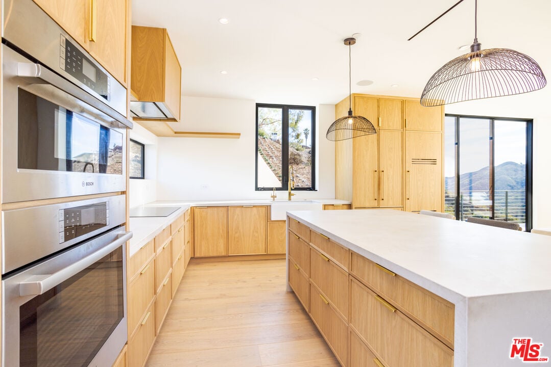 Mulholland Hwy, 90265