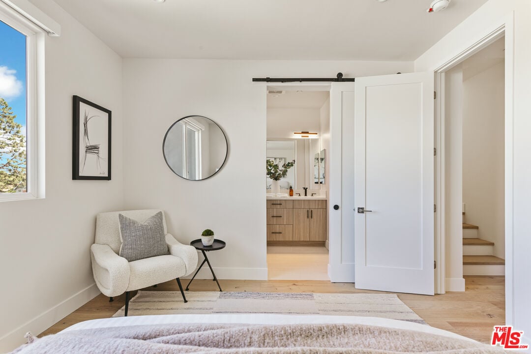 3218 S Barrington Ave