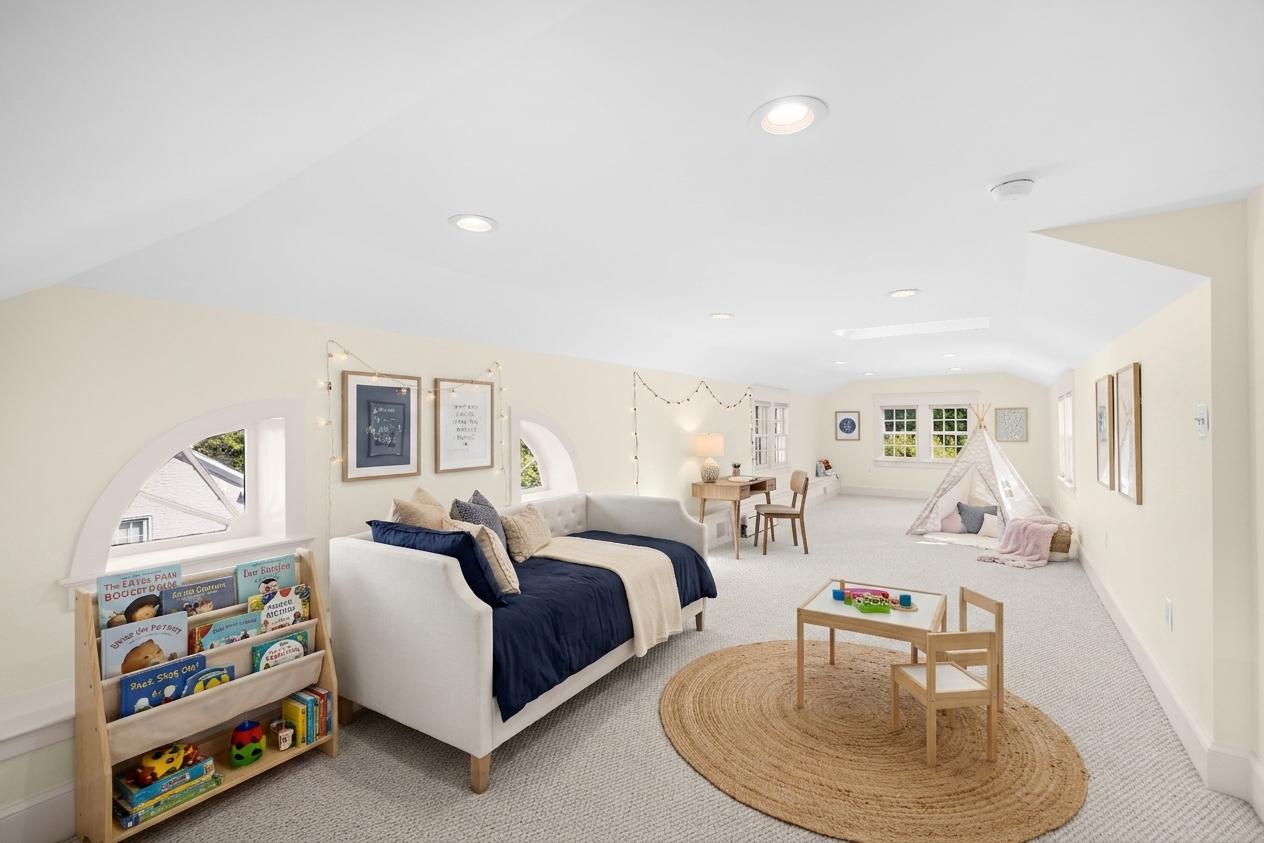 22 W OAK STREET