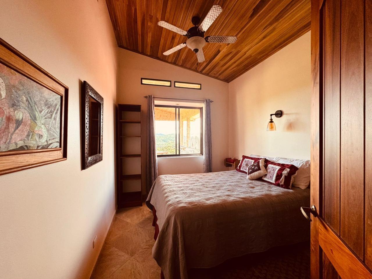 Luxury Lakefront Villa Guesthouse, Lake Arenal, Alajuela