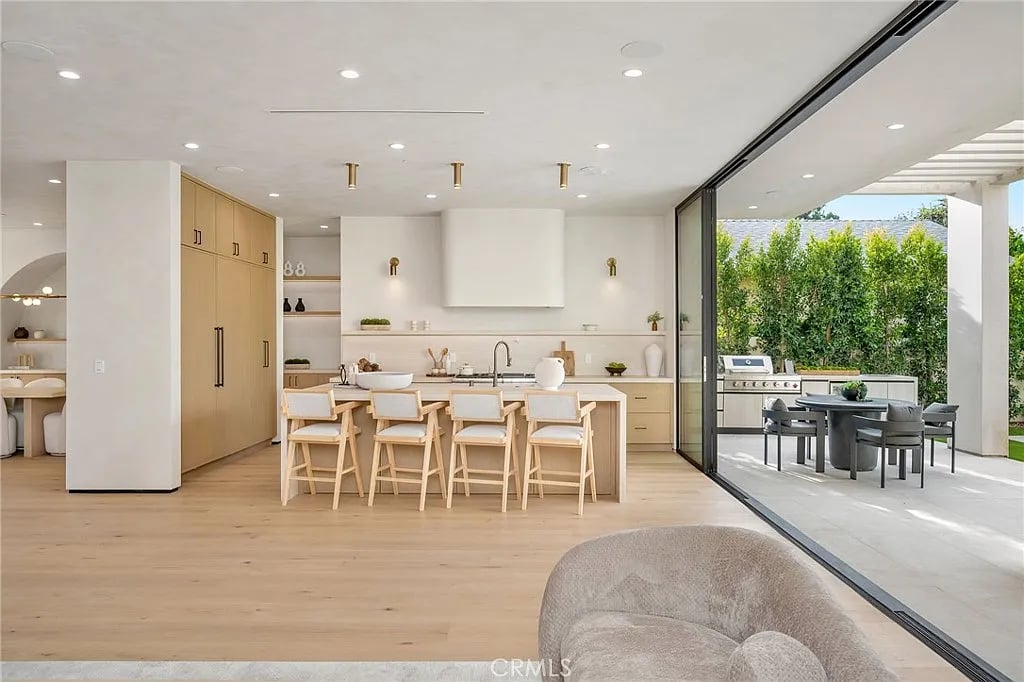 15447 Huston St
