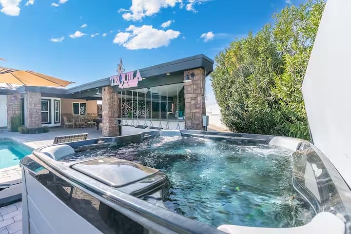 Phoenix Luxury! Pickleball | Free Heated Pool | Hot Tub