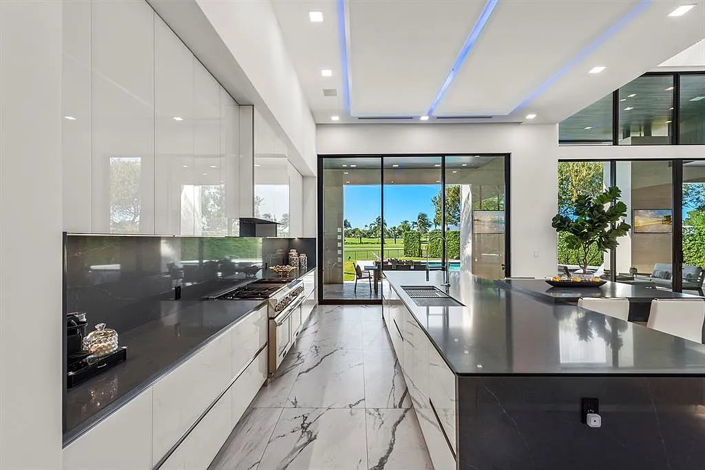 4041 Country Club Ln