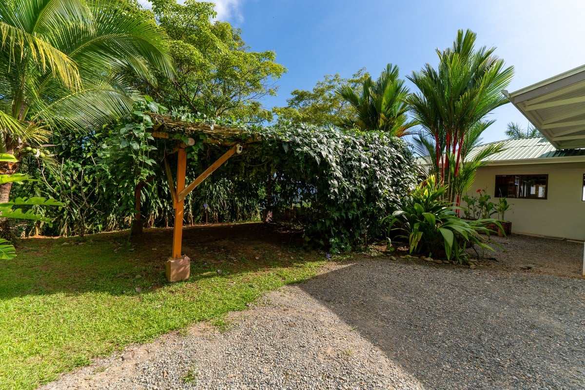  3 Bedroom Stunning Luxury Home Featuring Sweeping Valley & Ocean Views, 5.67 ACRES 