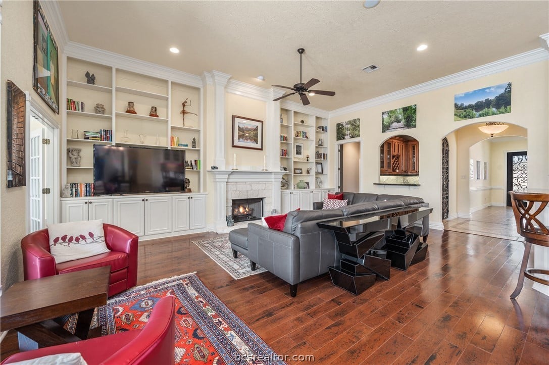 5210 Quaker Ridge Dr