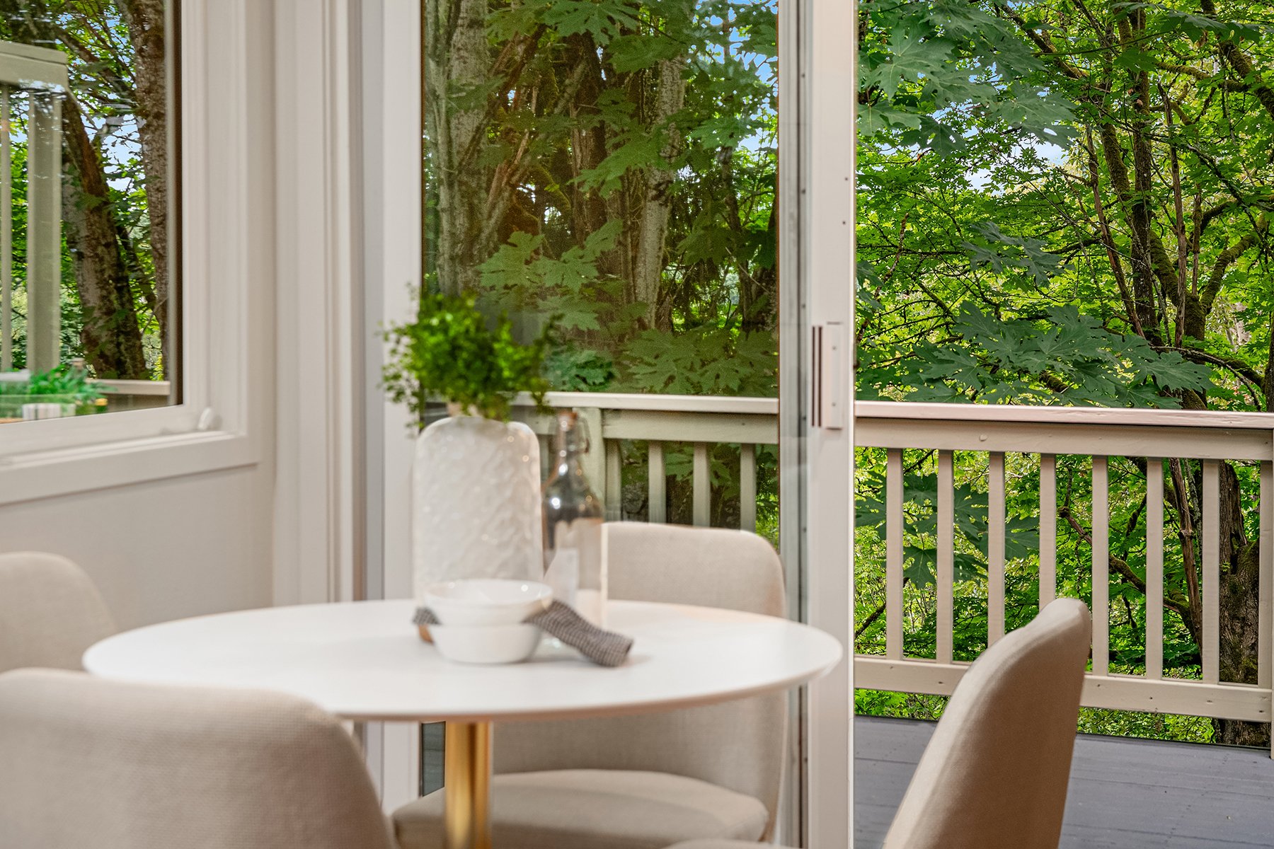 Quiet Elegance in Kirkland: Ideal Location & Natural Beauty