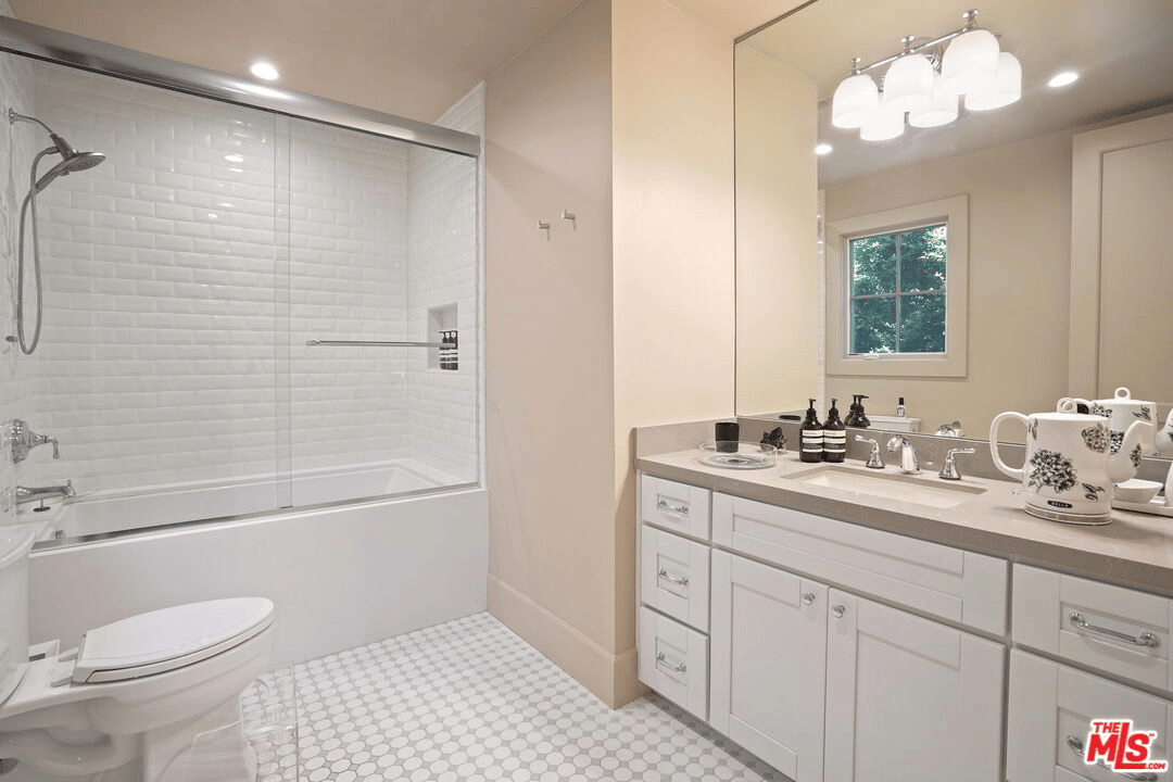 2794 Mandeville Canyon Rd
