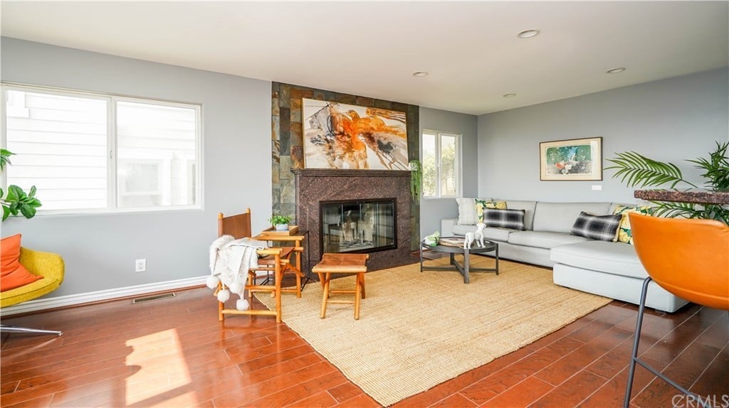 1937 Hanscom Dr
