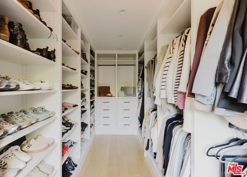 Solaris Pavilion, Westbourne Dr, 90048