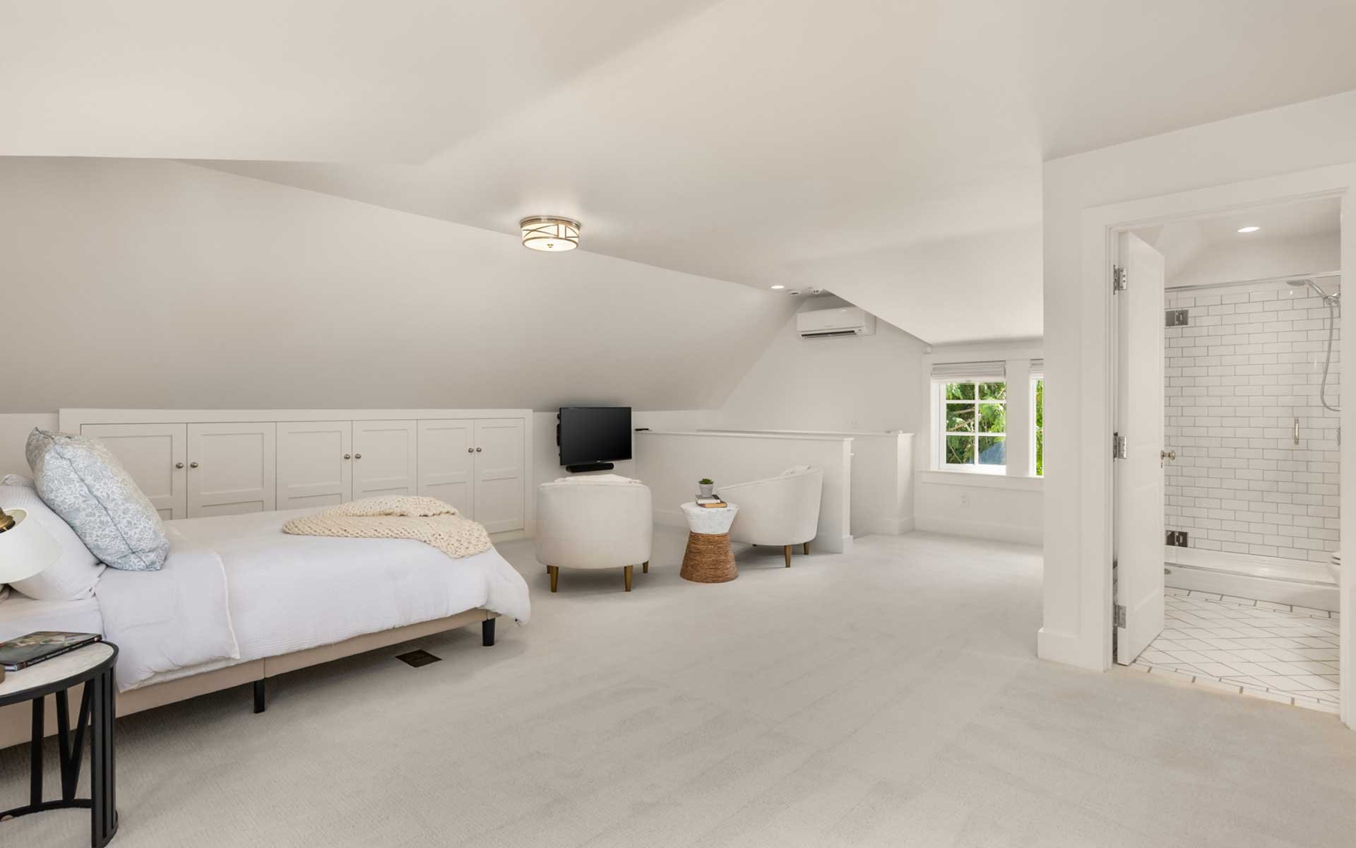 Sunny Hamptons Style in the Heart Of Medina