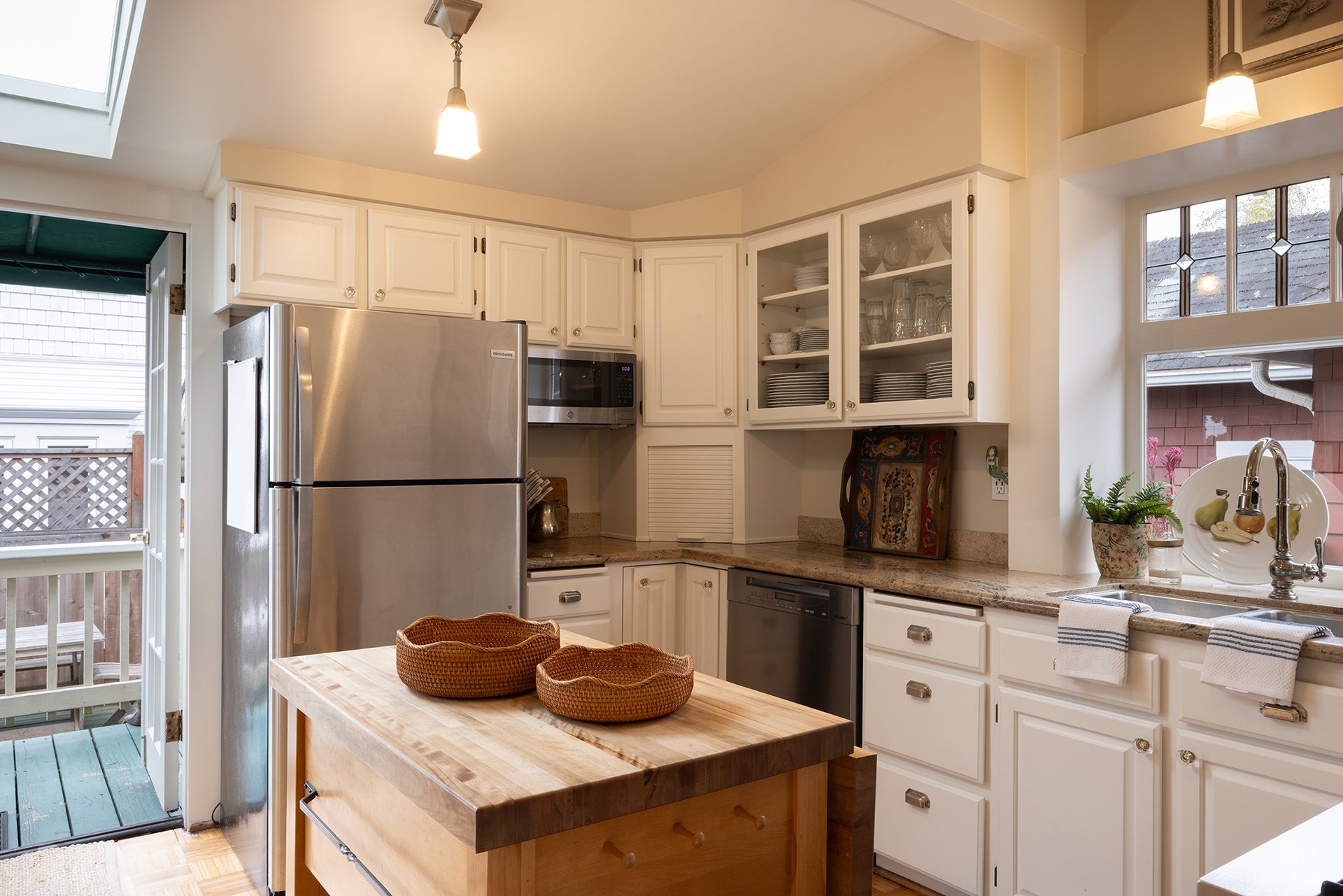 Delightful Pacific Grove Cottage - 405 Carmel Ave