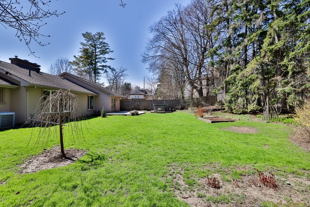 35 Hollyrood Heights Dr