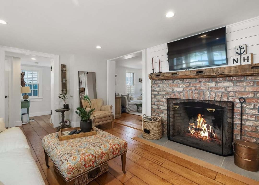 28 Dennett St
