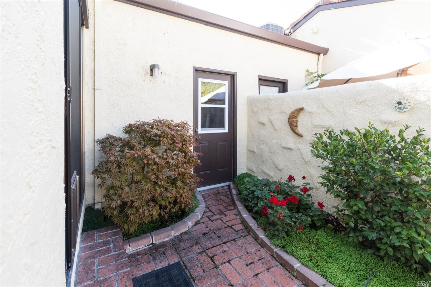 912 Shady Oak Dr