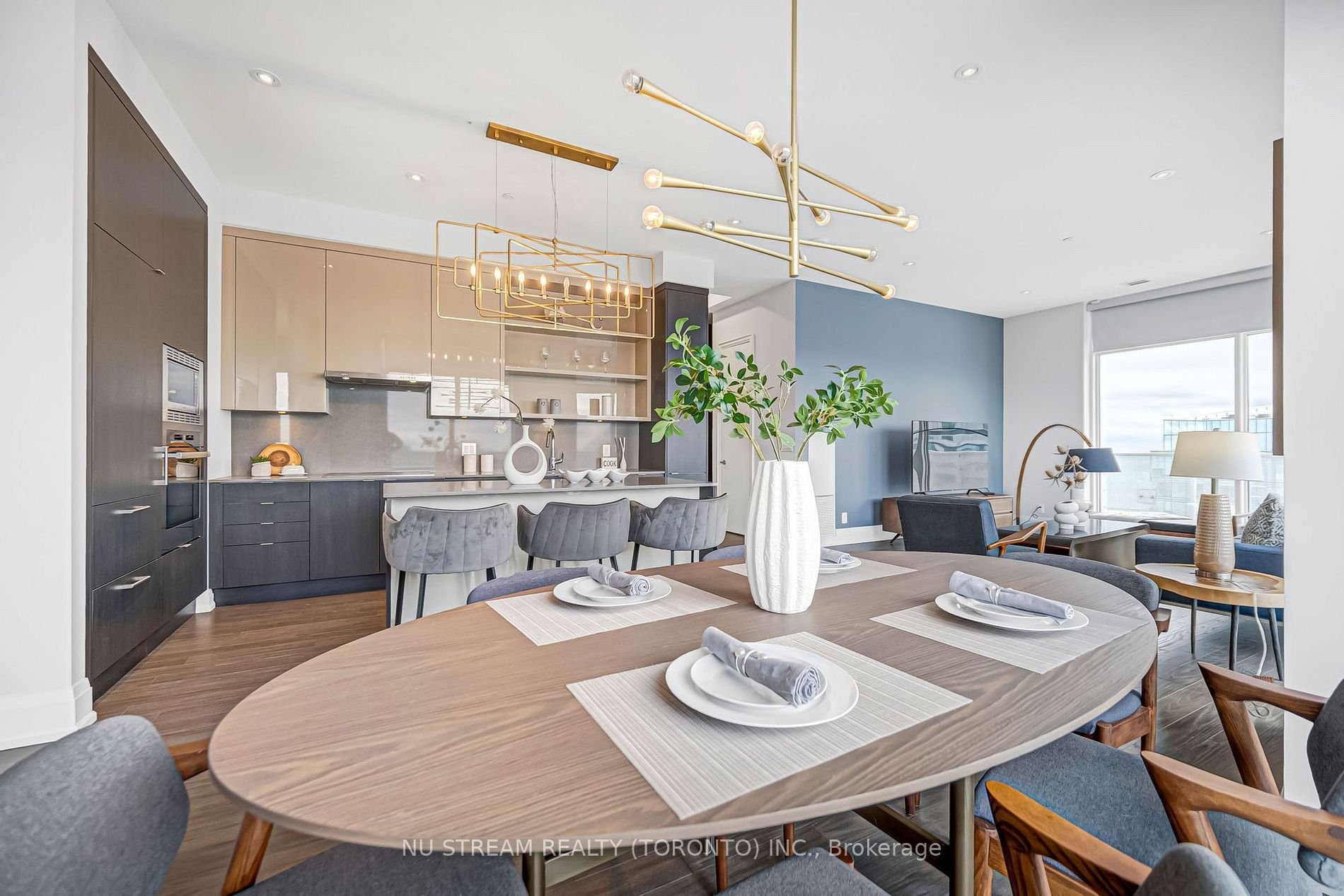 ICONIC LIVING AT 100 HARBOUR ST