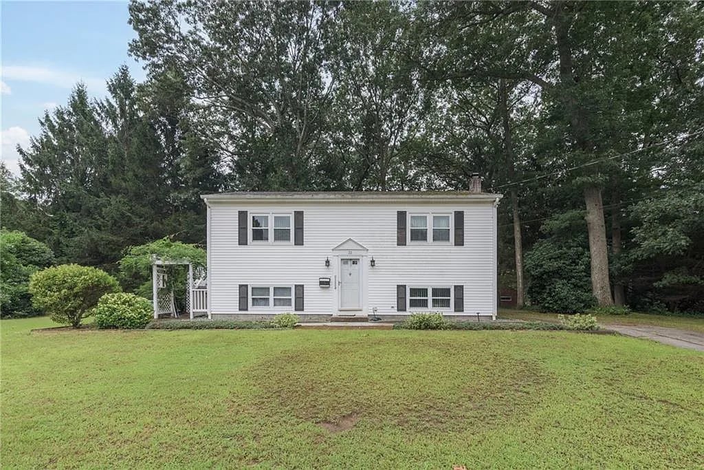 32 Laurel Ln E