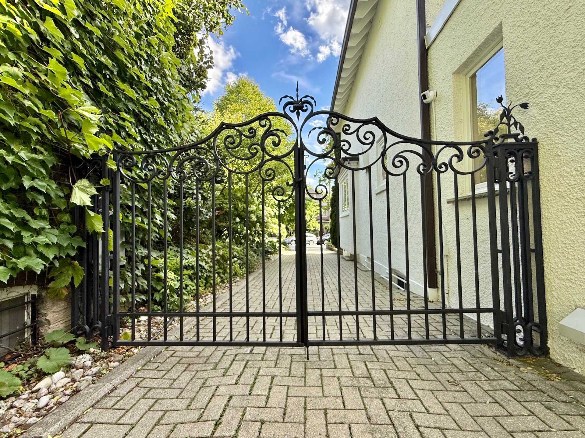 Moore Park 5 Bedroom on Lush Lot