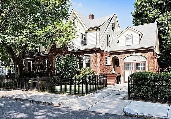11 Dane St