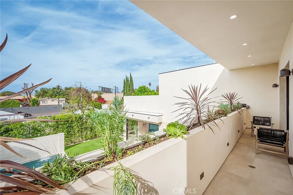 15447 Huston St