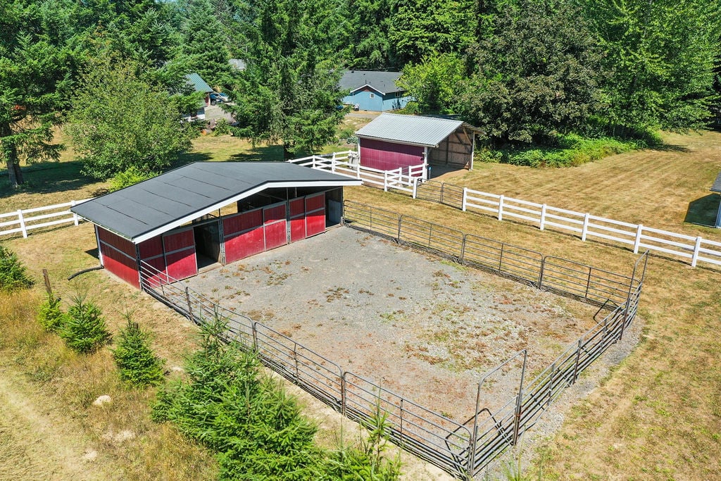 60 NE Davis Farm Road