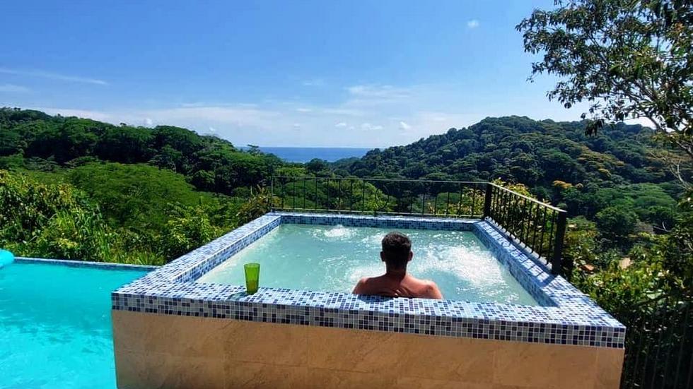 Casa Linda Vista with Ocean View Above Dominical Beach