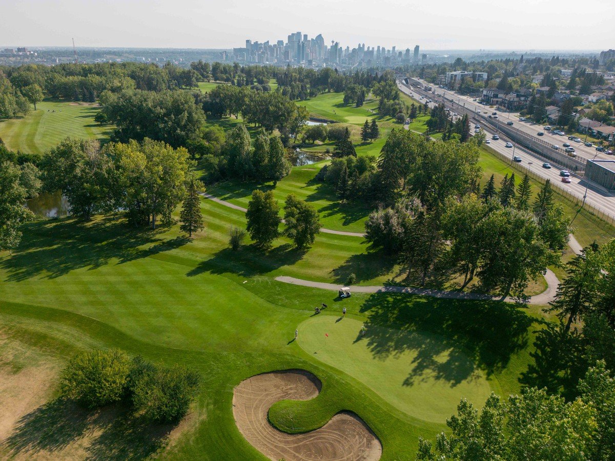 Calgary gold course showcasing downtown Calgary and city views