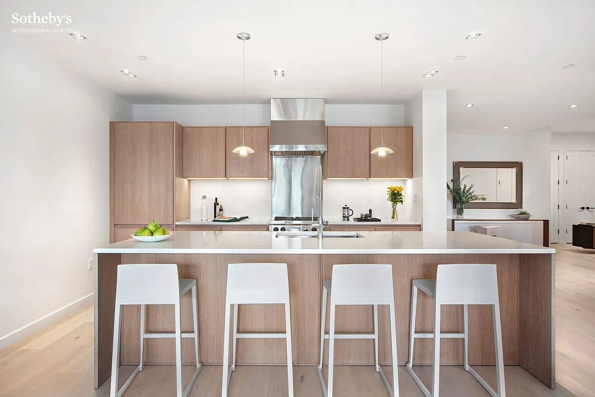 225 W 17th St #2B