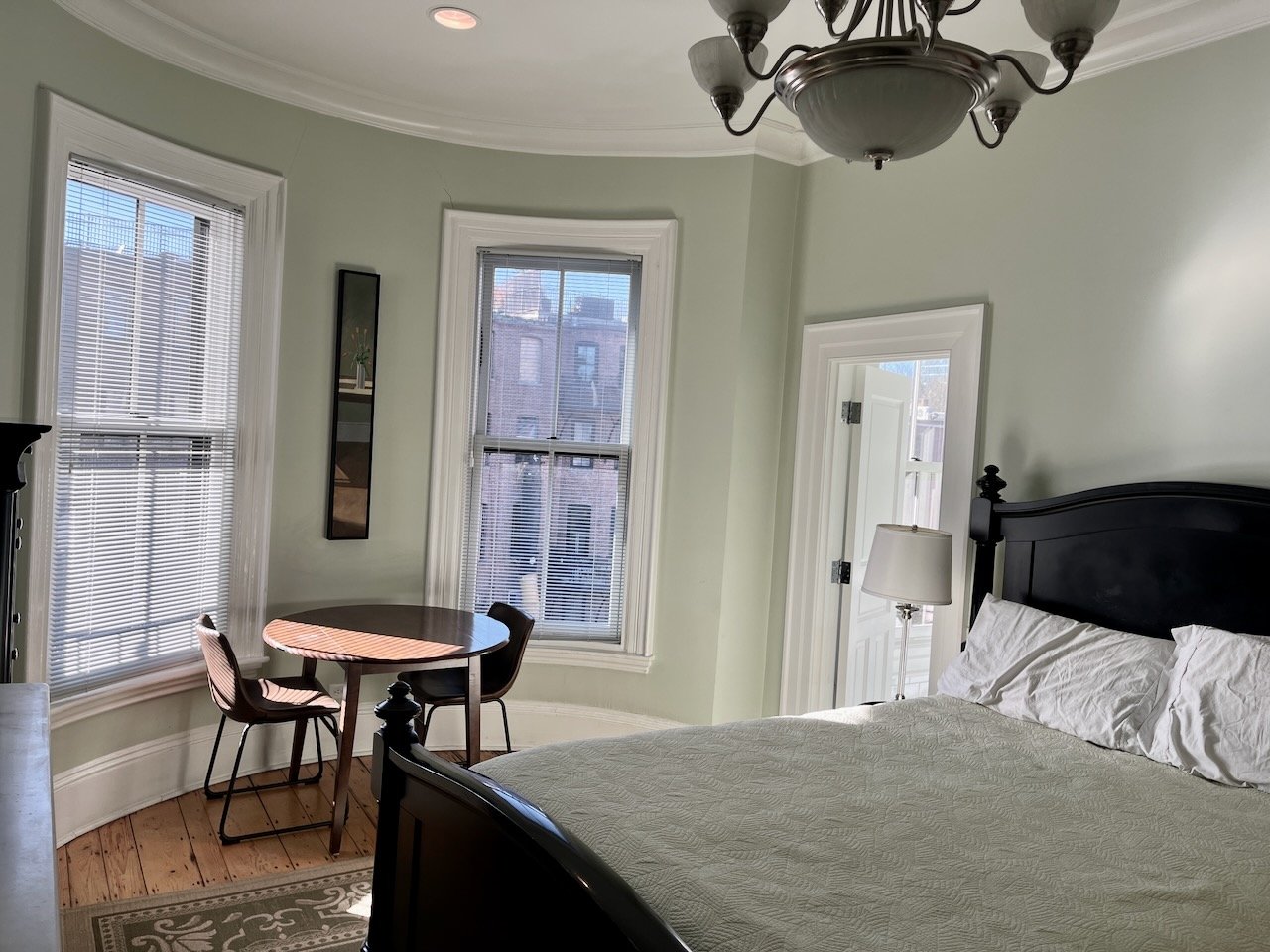 Beautifully Furnished South End Studio Apartment with Central Air/Laundry and more! Available December 1 or 15 or January 1! 
