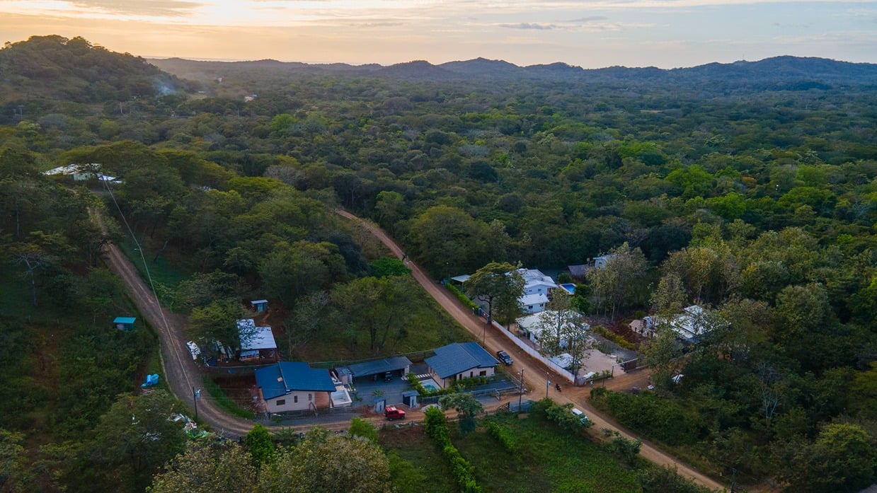 Casa Dos Rosas | Near the Coast House For Sale in Tamarindo