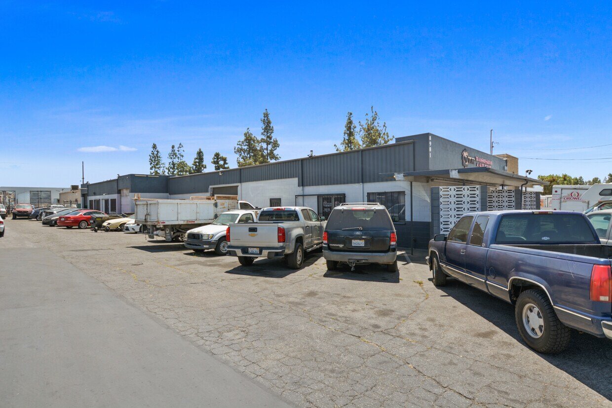 8981-8983 Rose Ave