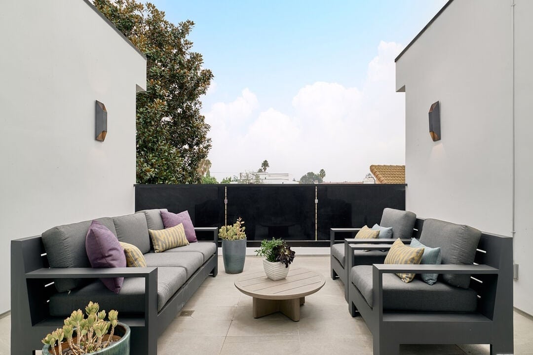 N Bowling Green Way, 90049