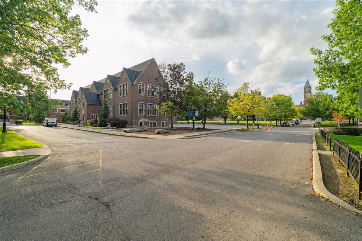 Executive Rental in Forest Hill