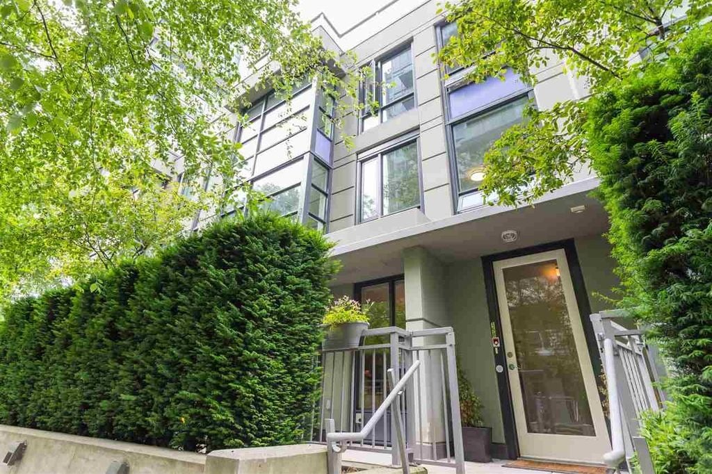 TH158 W 1st Ave