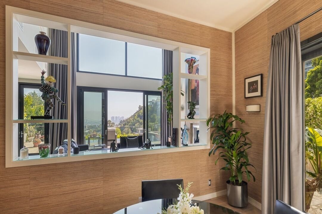 Aria Manor, Sunset Plaza Dr, 90069