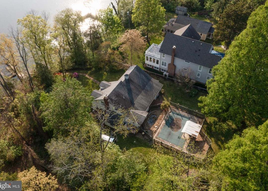 915 Crystal Spring Farm Rd