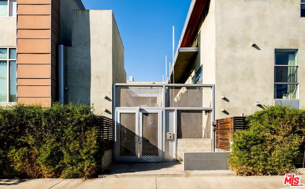 5806 Waring Ave Unit: 2