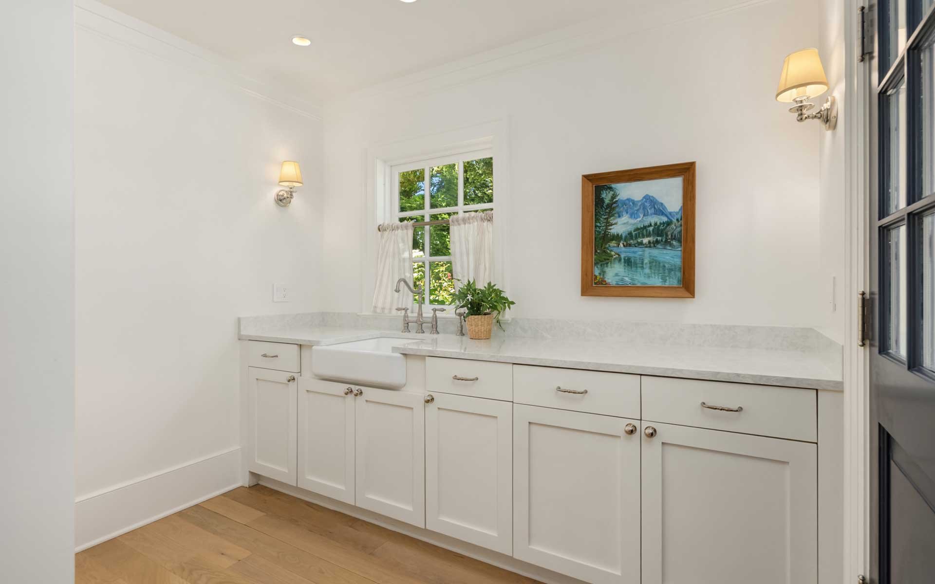 Sunny Hamptons Style in the Heart Of Medina